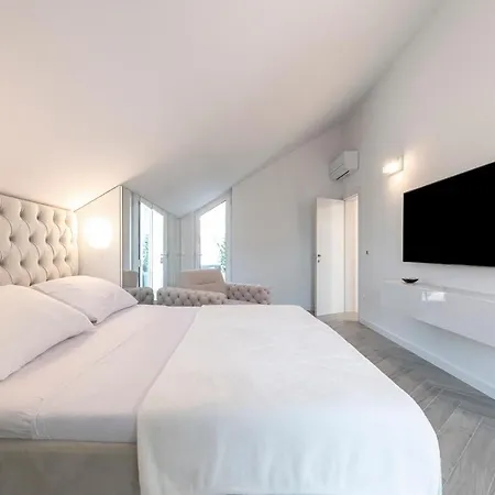 Gold & Cozy Apartment *